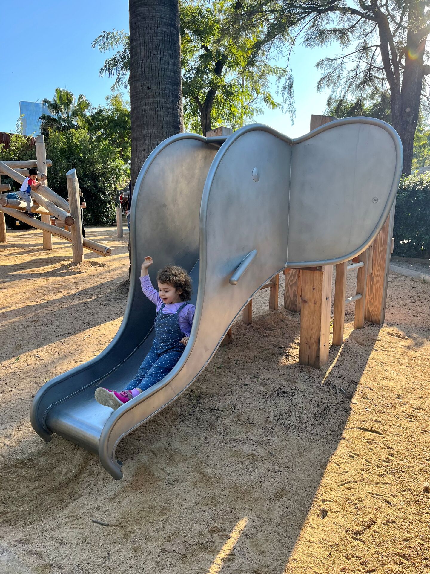 Kleiner Elefant mit Rüsselrutsche Ansicht 5