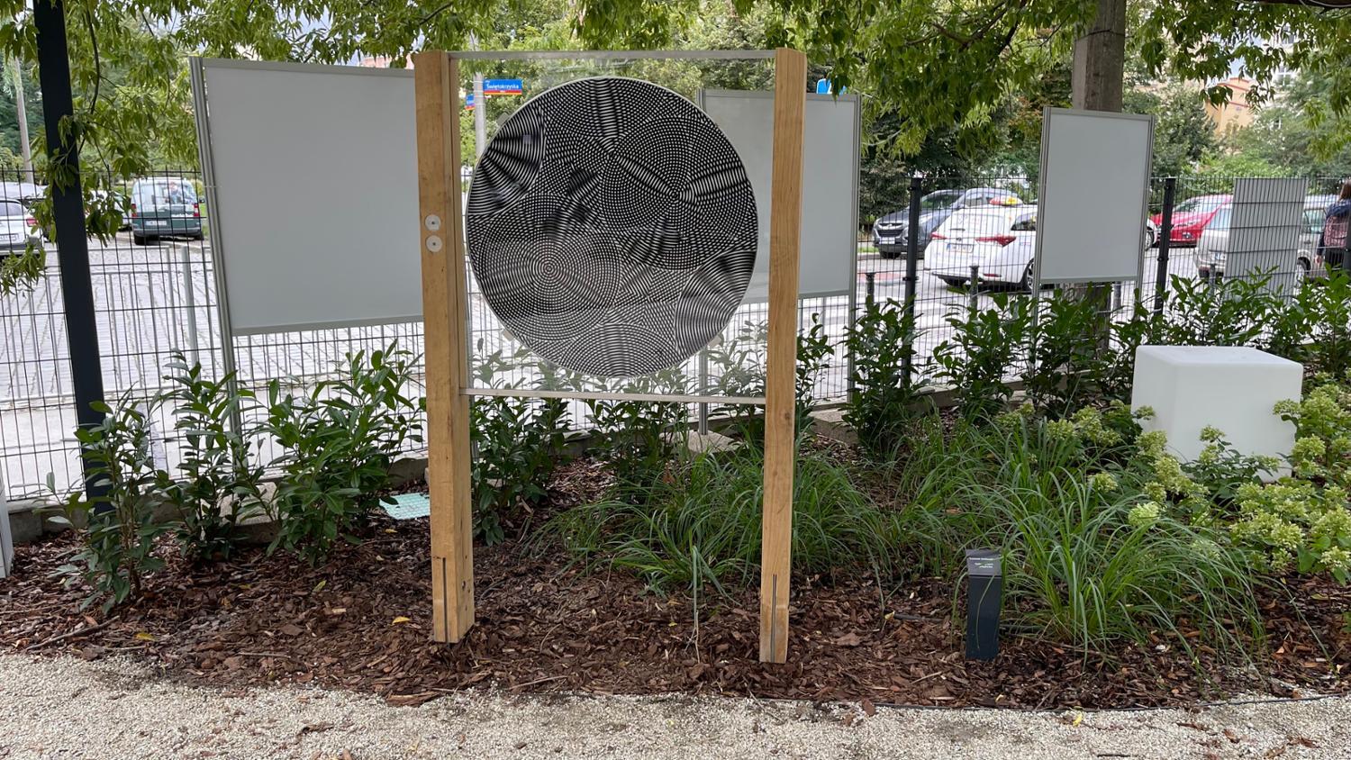 Moirétafel mit Standgestell aus Eichenkernholz Ansicht 3