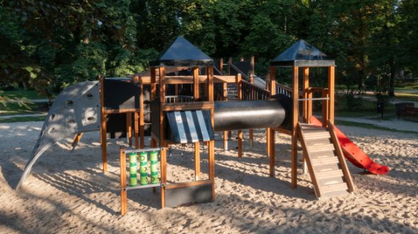 Berlin Spielanlage mit Spielturm und Rutschen Ansicht 3