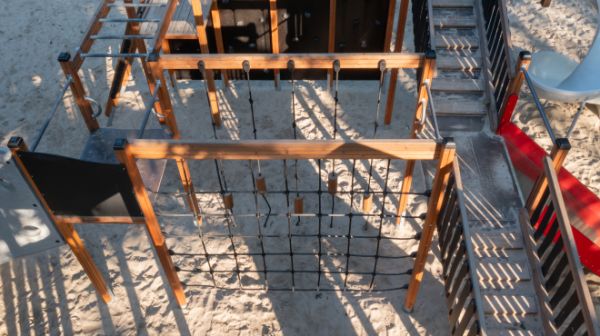 Berlin Spielanlage mit Spielturm und Rutschen Ansicht 4
