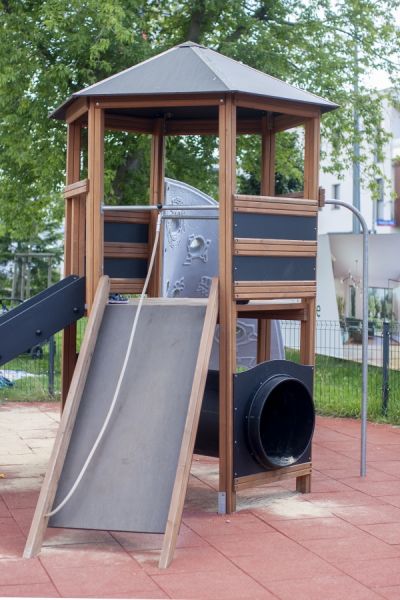 Spielturm mit Kletterwand und Rutsche Ansicht 4