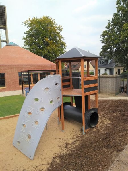 Spielturm mit Kletterwand und Rutsche Ansicht 5