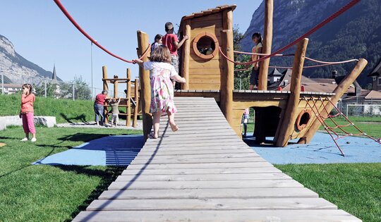Kleiner Dampfer mit Brücke