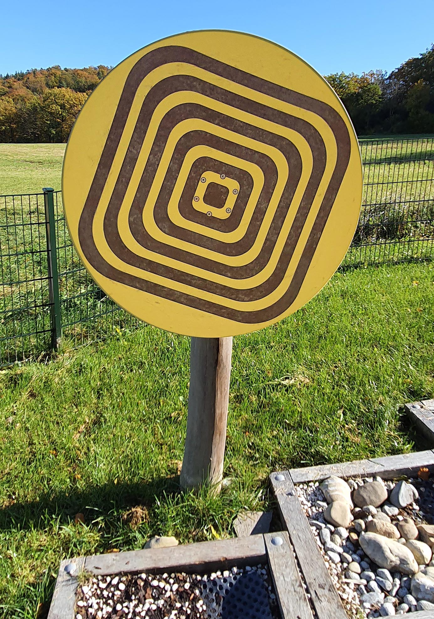 Drehspiel HPL Ø100cm, Würfel, mit 1 Pfosten Ansicht 2