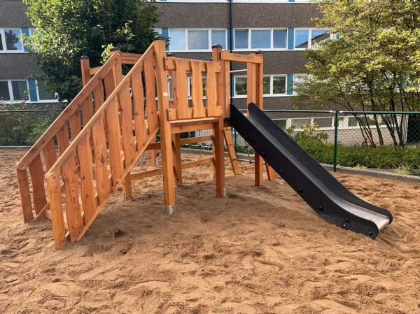 Spielturm mit Rutsche Ansicht 3