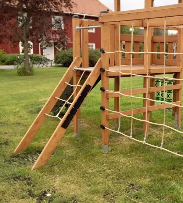 Spielturm mit Rutsche Ansicht 4