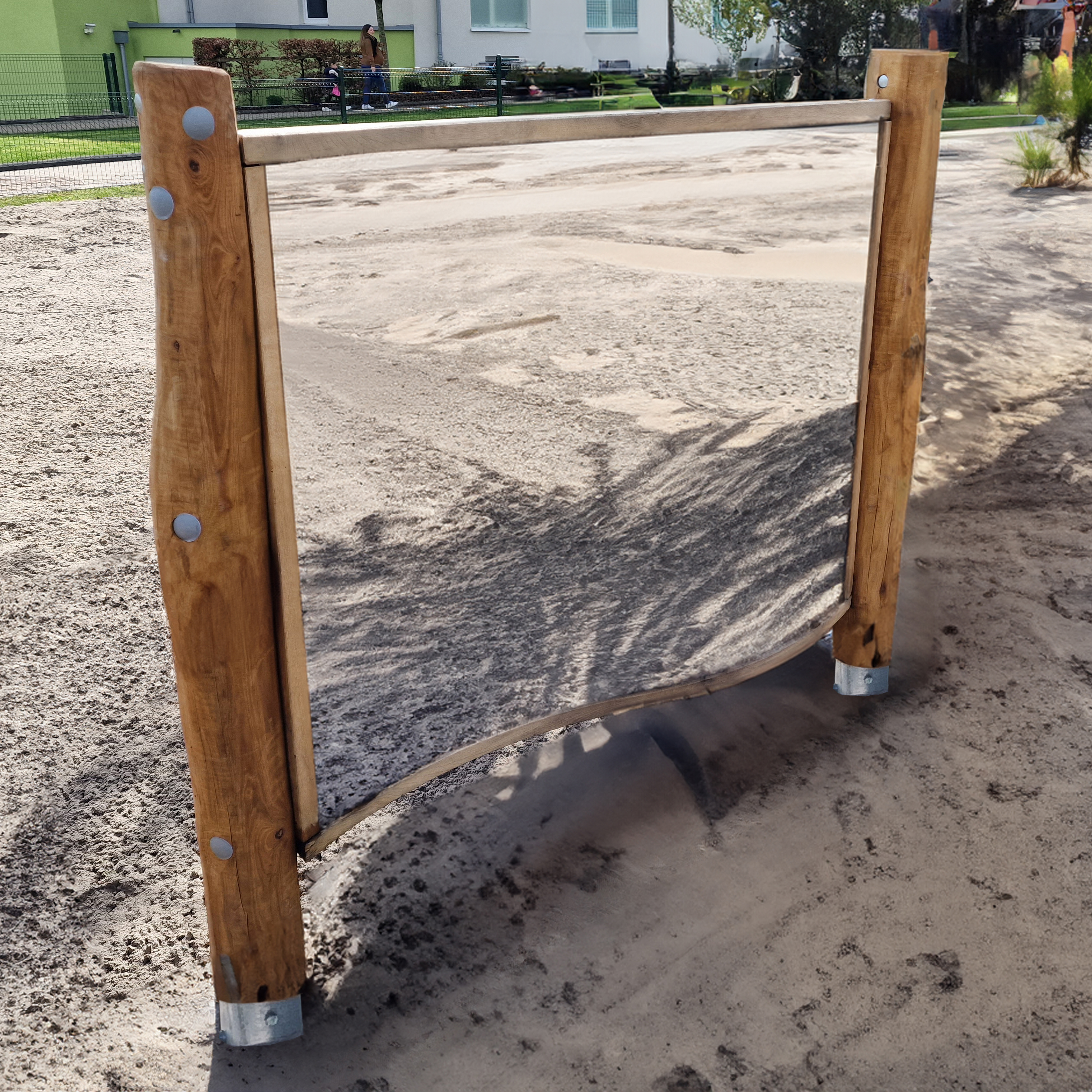 Holzwand mit Verzerrspiegel