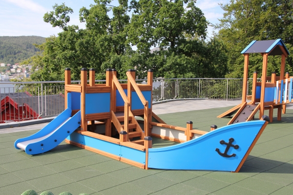 Klein Schiff mit Delphin Sandkasten Ansicht 4