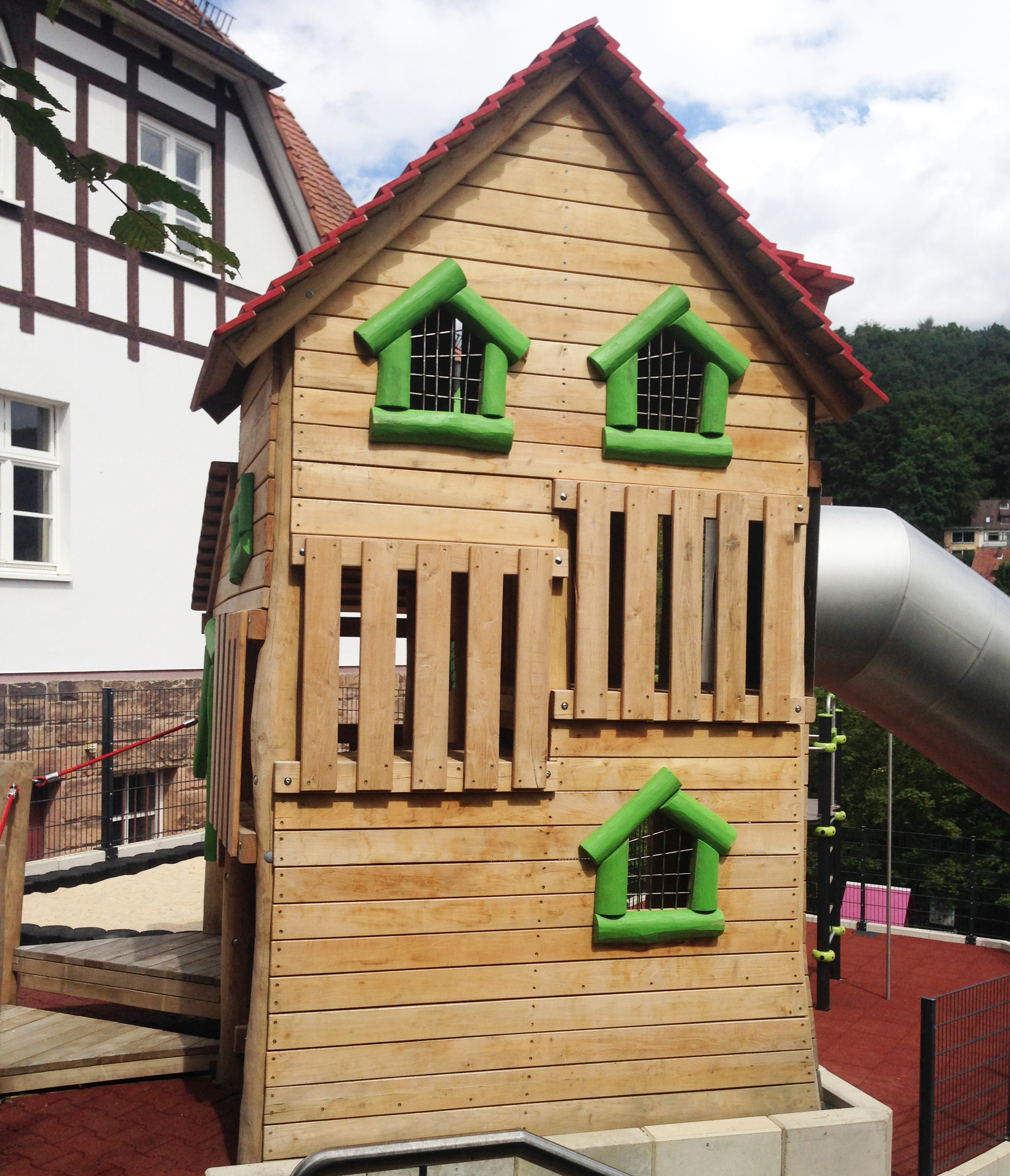 Spielhaus Pinocchio mit Röhrenrutsche Ansicht 2