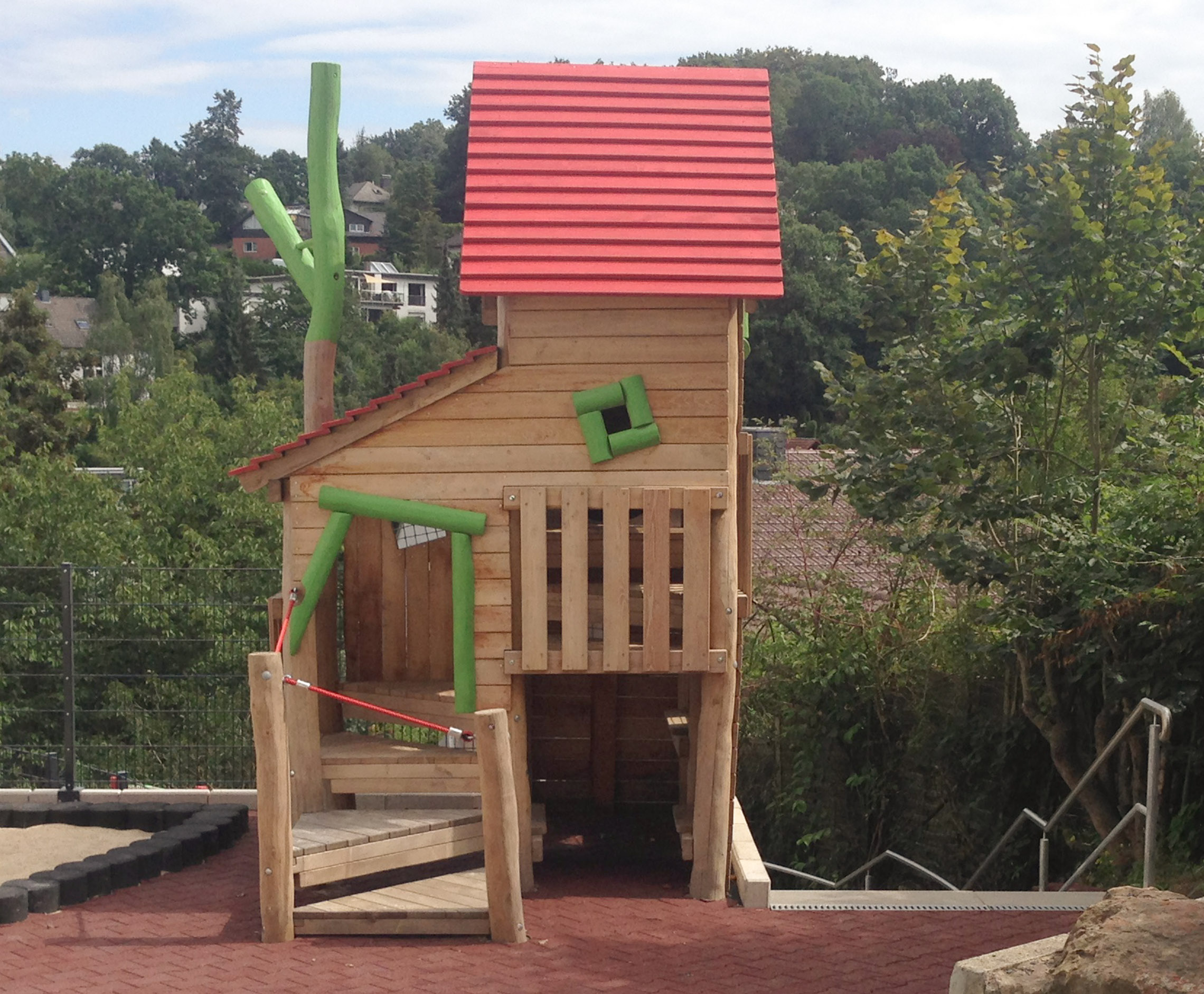 Spielhaus Pinocchio mit Röhrenrutsche Ansicht 4