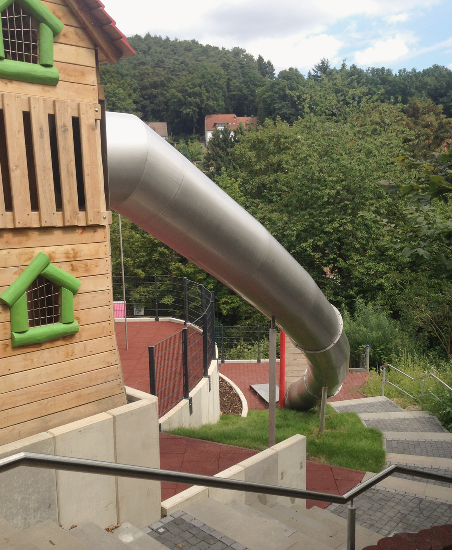 Spielhaus Pinocchio mit Röhrenrutsche Ansicht 5