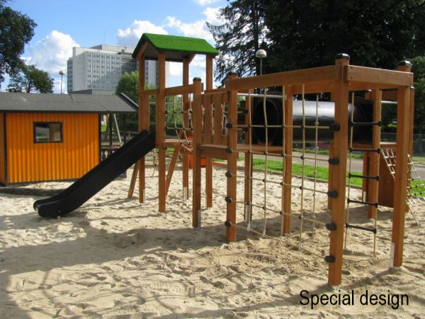 Eragon Spielanlage mit Tunnel und Rutsche Ansicht 4