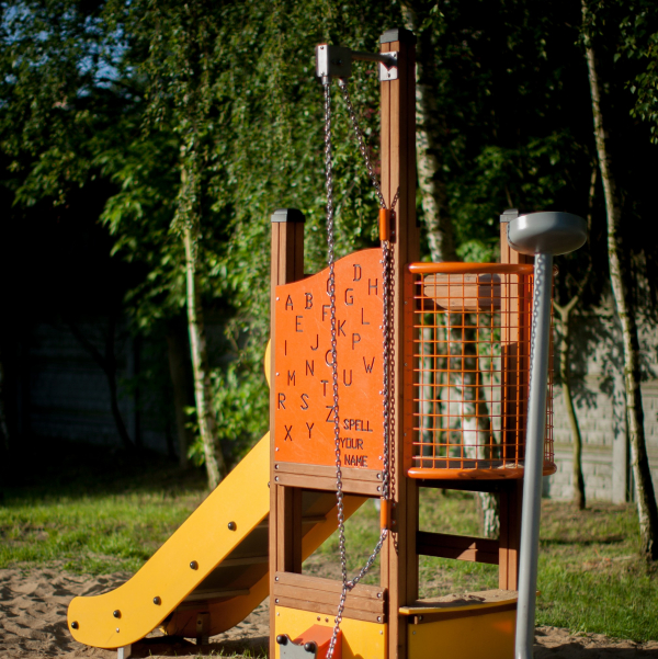 Sigma Spielturm mit Rutsche Ansicht 3