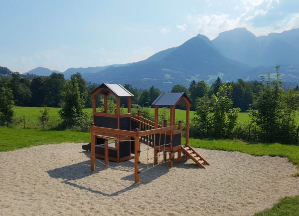 Bastei Spielhaus mit Kletternetz und Rutsche Ansicht 3