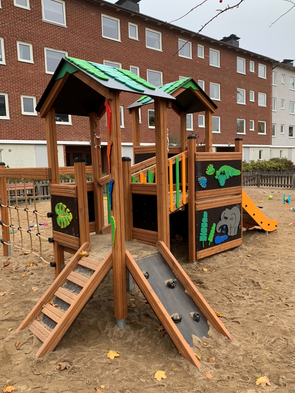 Dschungel Spielhaus mit Rutsche Ansicht 5