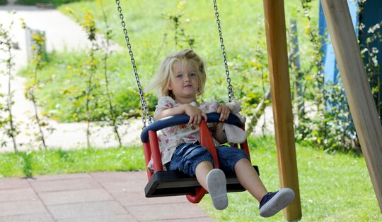 Kleinkindersicherheitssitz mit Ketten