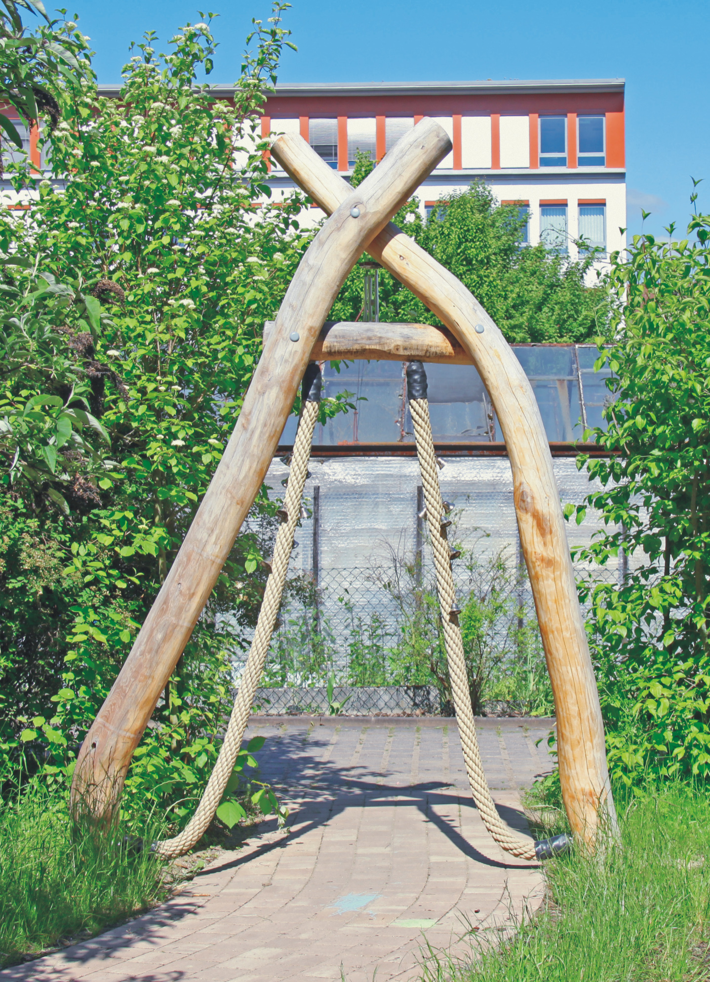 Eingangstor mit Tauen und Glocken Ansicht 2