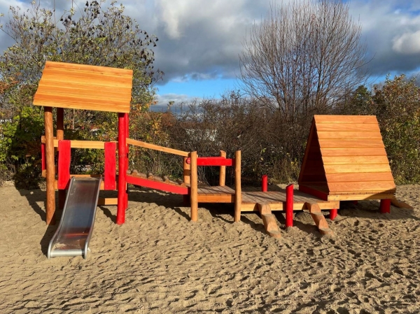 Lasses Spielhaus mit Rutsche Ansicht 3
