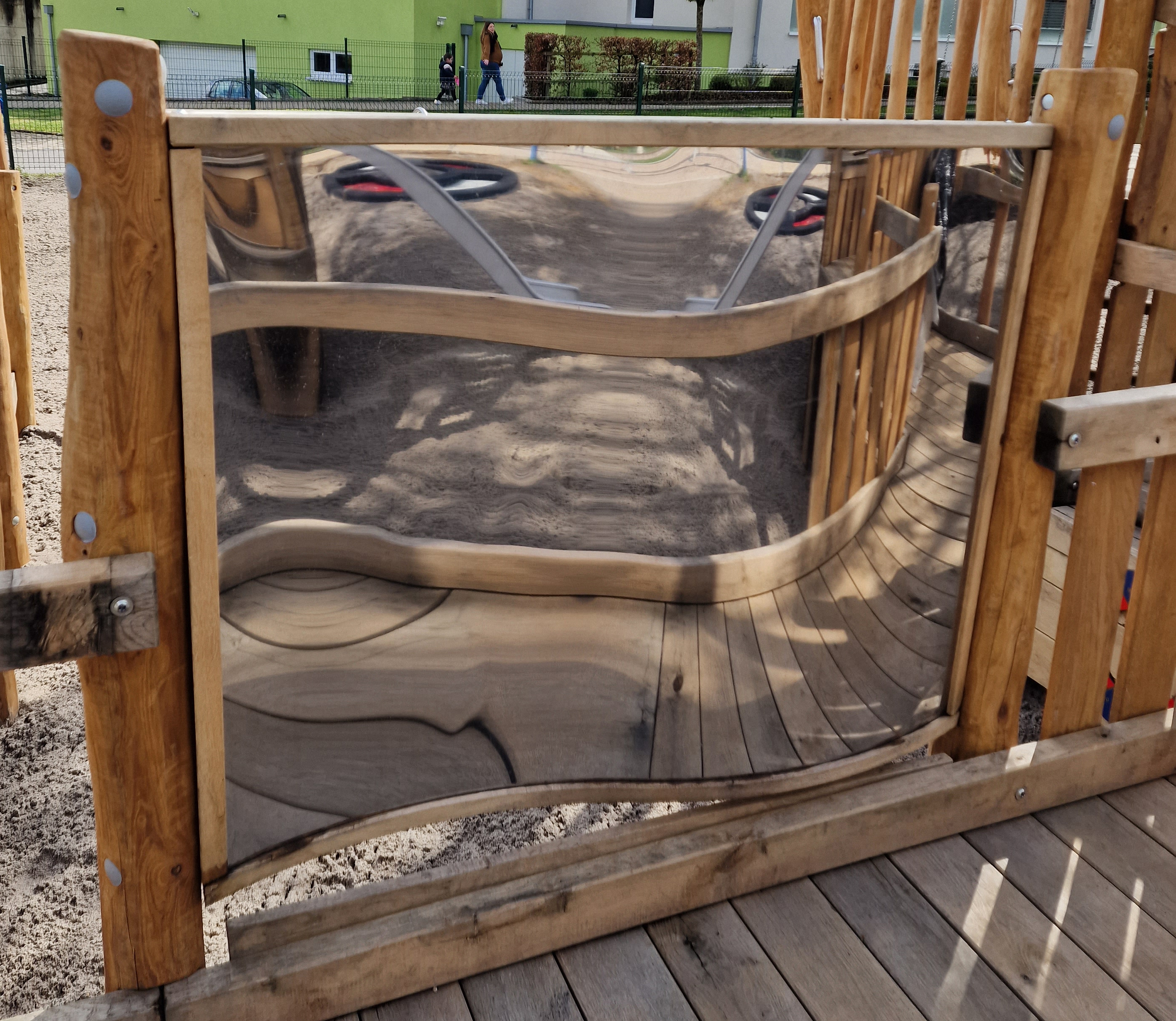 Holzwand mit Verzerrspiegel Ansicht 6