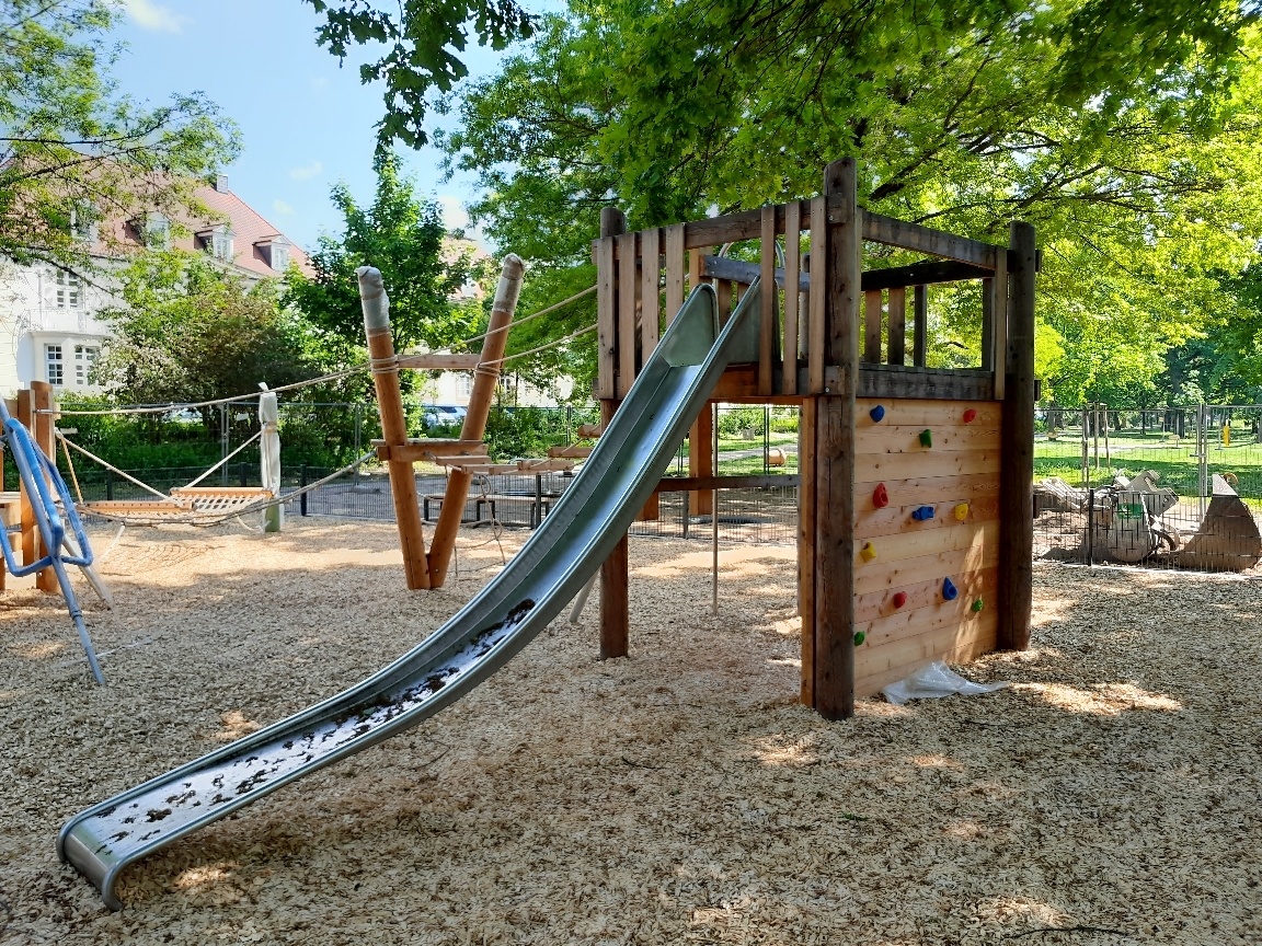 Kletterwand mit 11 Klettergriffen Ansicht 4
