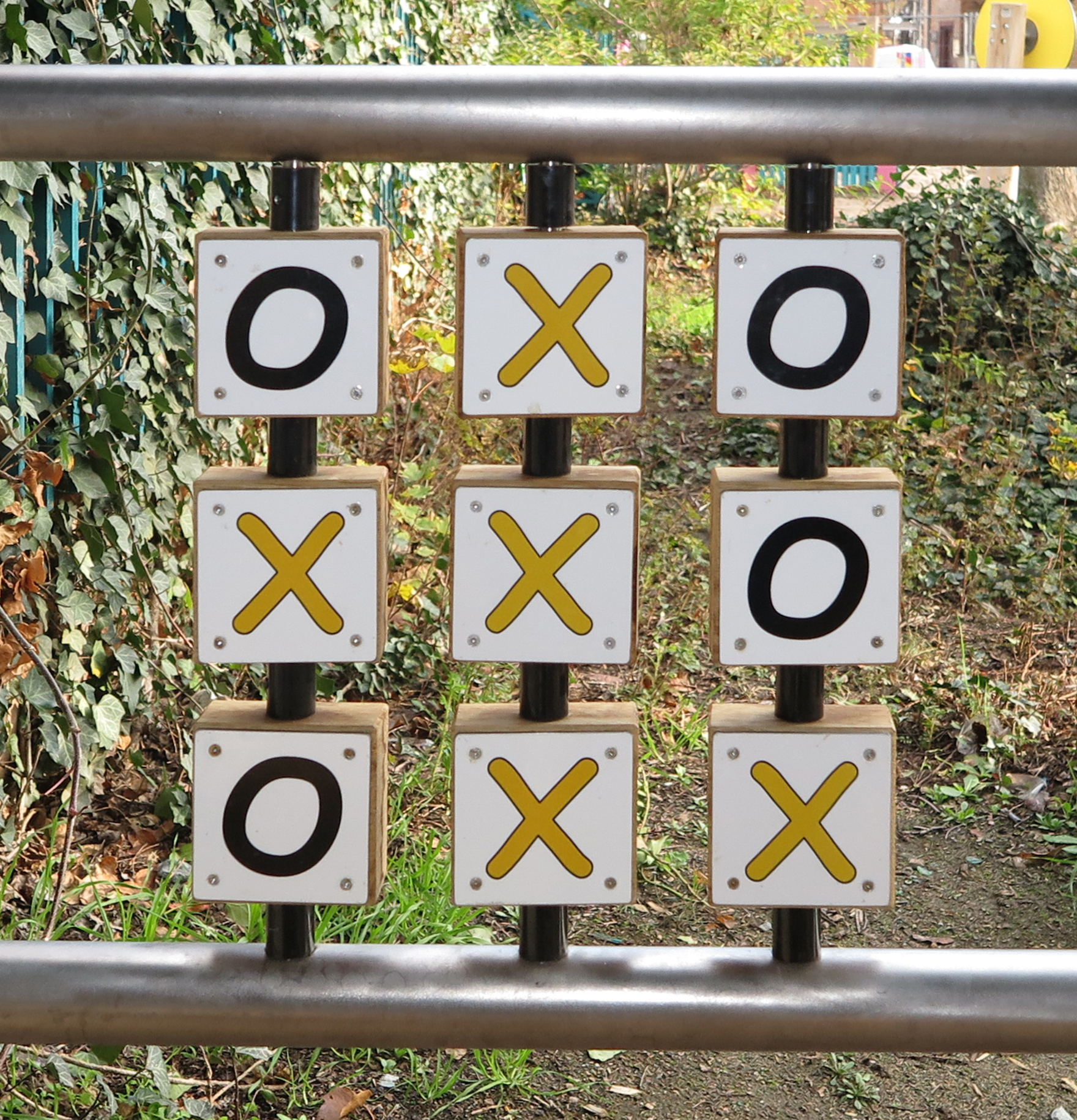 Spiel Tic-Tac-Toe, Drehhölzer Alu-Dibond, mit 2 Pfosten Ansicht 6