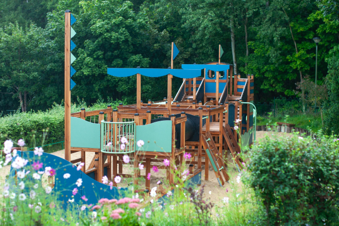 König Spielschiff mit Spiralrutsche Ansicht 3
