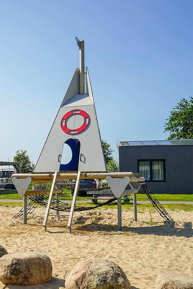 Spielschiff Katamaran Ansicht 5
