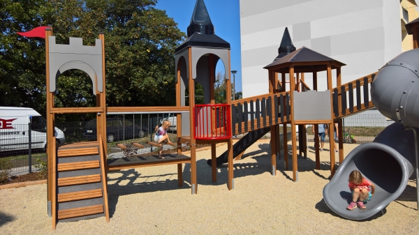 Zitadelle Spielplatz mit Spieltürme und Spiralrutschen Ansicht 3