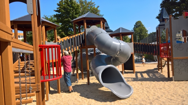 Zitadelle Spielplatz mit Spieltürme und Spiralrutschen Ansicht 4