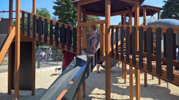 Zitadelle Spielplatz mit Spieltürme und Spiralrutschen Ansicht 5