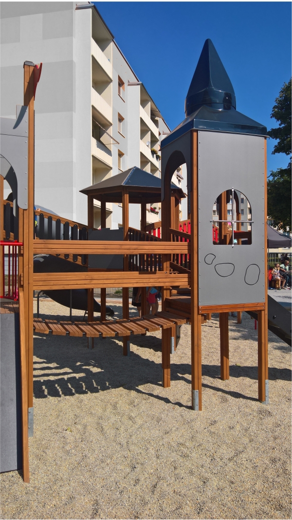 Zitadelle Spielplatz mit Spieltürme und Spiralrutschen Ansicht 6