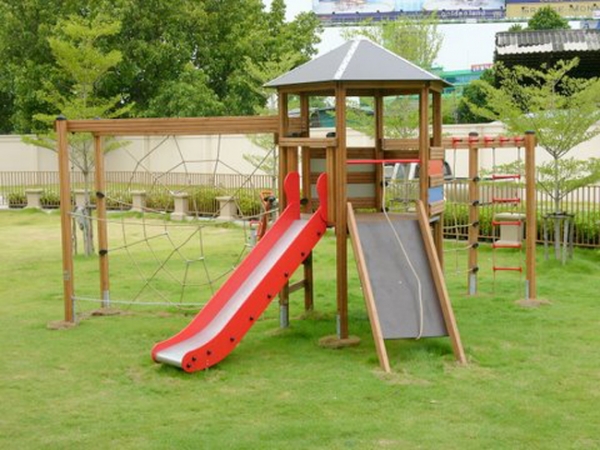 Spielturm mit Rutsche und Kletternetz Ansicht 3