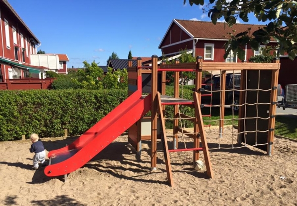 Klettergerüst mit Kletterwand und Rutsche Ansicht 3